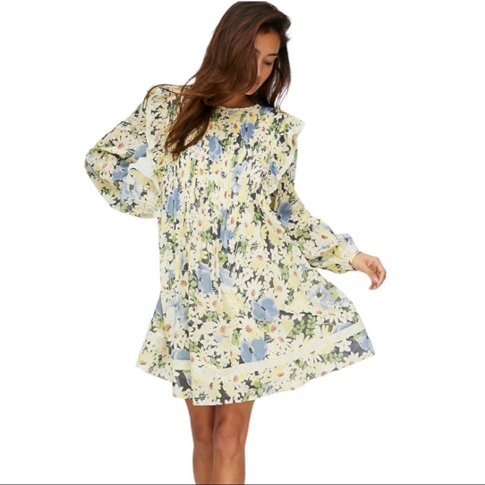Aritzia Wilfred Elia Dress in Birch/Low Tide
Size Small // La Boheme Floral